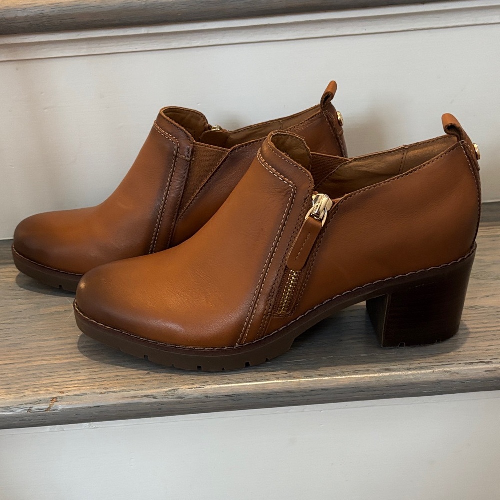 Easy Spirit Tan Leather Ankle Booties